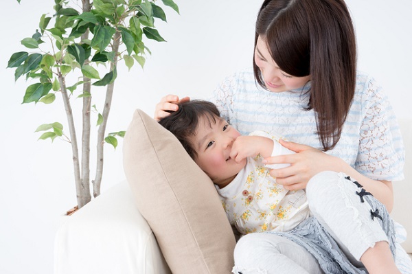 母親に甘える子ども