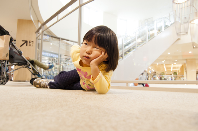 室内で寝っ転がっている子ども