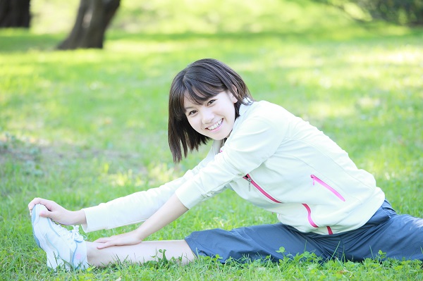 ストレッチをする女性