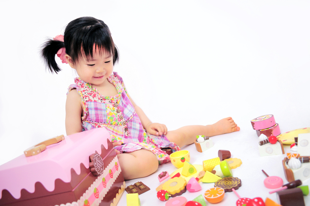 おもちゃで遊ぶ女の子