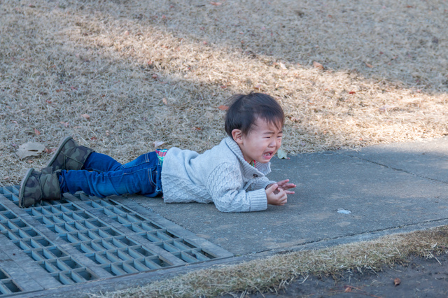 駄々をこねている男の子