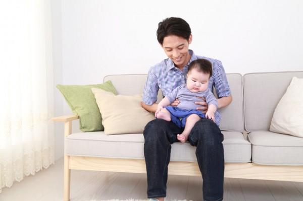 赤ちゃんを抱っこするパパ