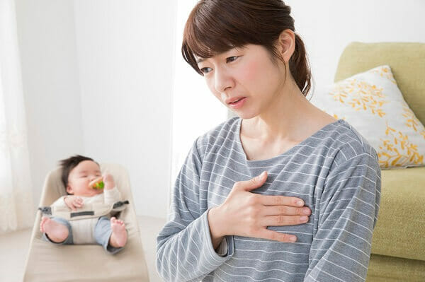 乳腺炎痛がる女性