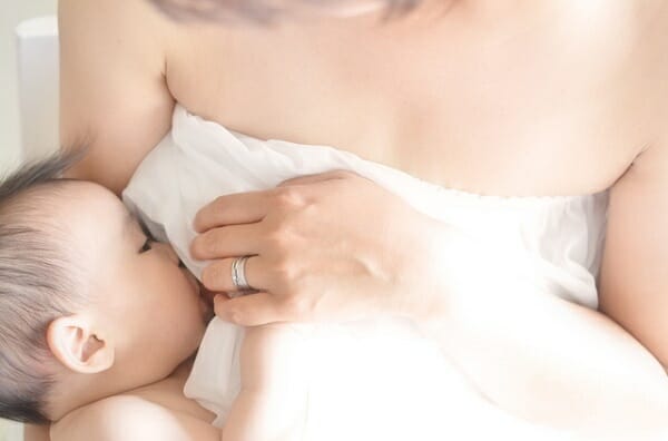 授乳するお母さん