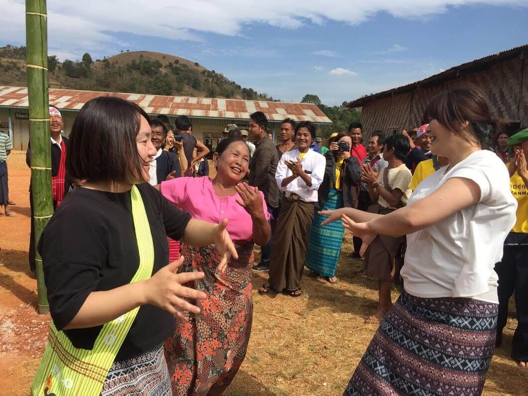 ミャンマーのハーブ農家と共に収穫感謝祭へ。私たちも一緒に踊りました!