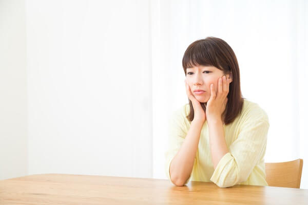 貼らないおっぱいに悩む女性