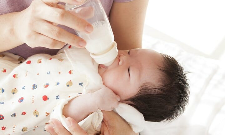 ミルクを飲む赤ちゃん