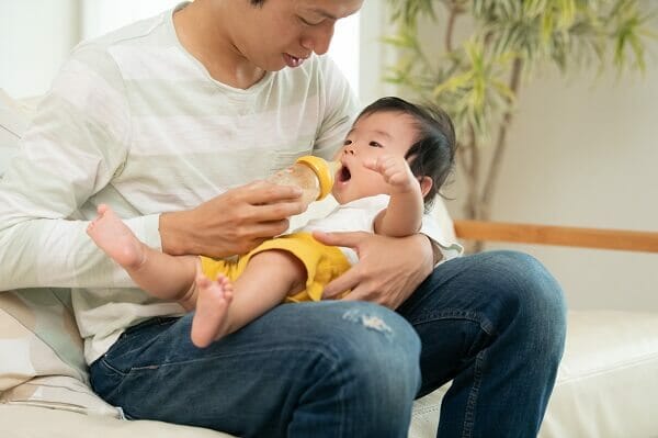 『哺乳瓶を嫌がるため夫や親に預けられず困っています。何かいい方法はありますか?』