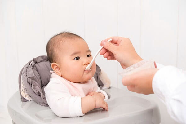 『離乳食を始めました。食後に麦茶を飲ませてもいいですか?それとも母乳やミルクだけの方がいいですか?』