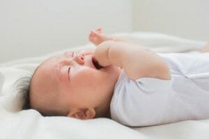 『泣くたびに授乳は飲ませすぎ?回数を減らした方がいいのでしょうか』