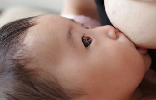 『授乳中、キョロキョロしたり、口を離したりと落ち着きません。なぜでしょうか？』